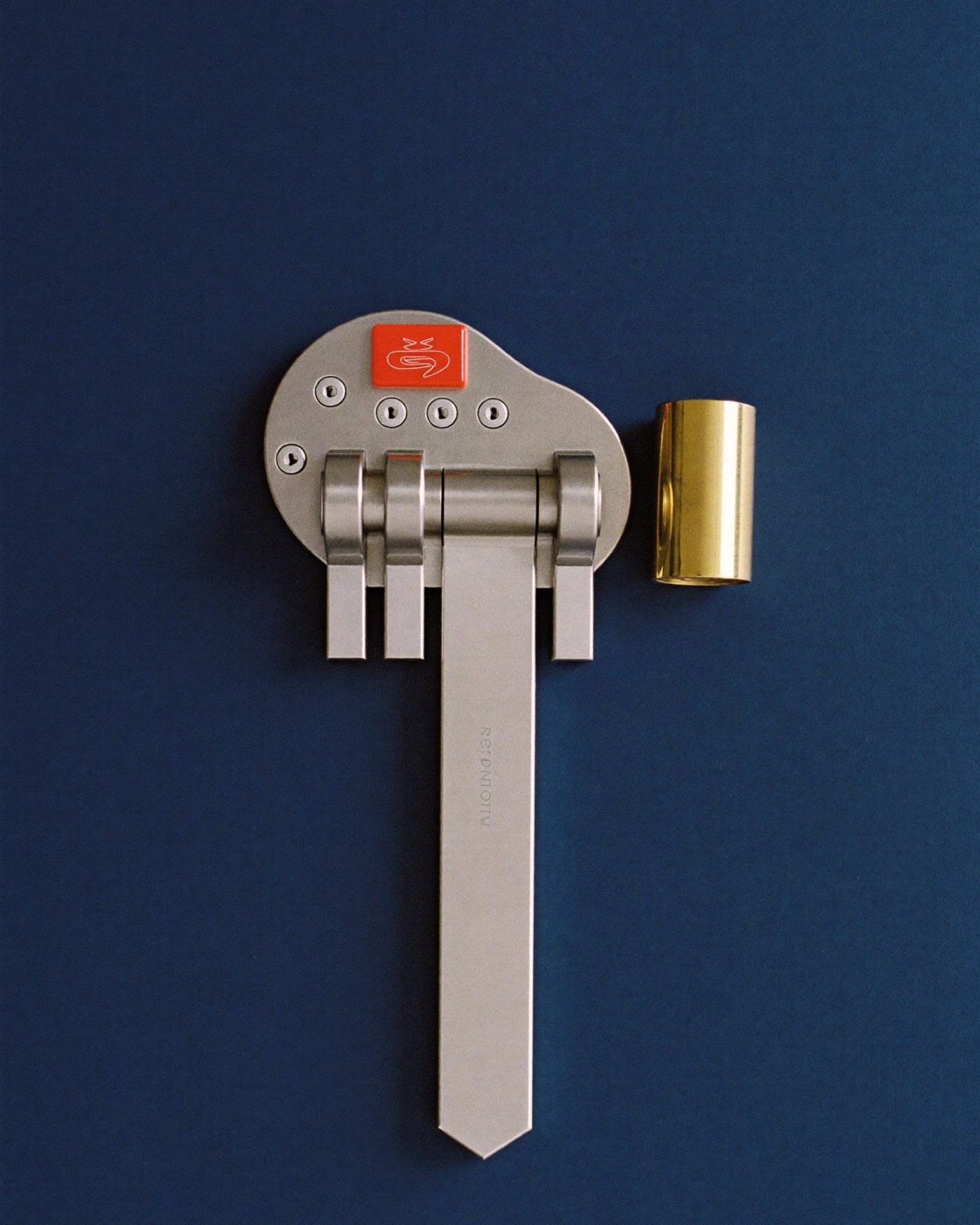 Serrure multipoint neuve en acier, vue de dessus avec son cylindre
